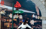 Xem giới trẻ Hà Nội tạo dáng sáng tạo tại phố bích họa Phùng Hưng